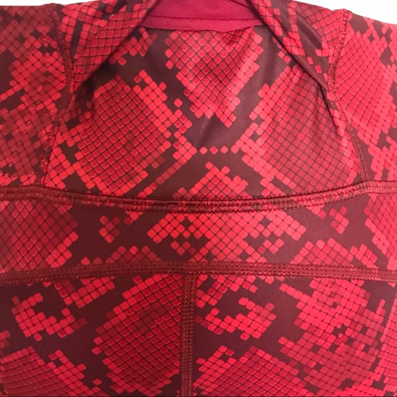 Lululemon Vent It Out Crop Mini Ziggy Snake Red Tide Cranberry Tights Size 6 - Picture 10 of 17